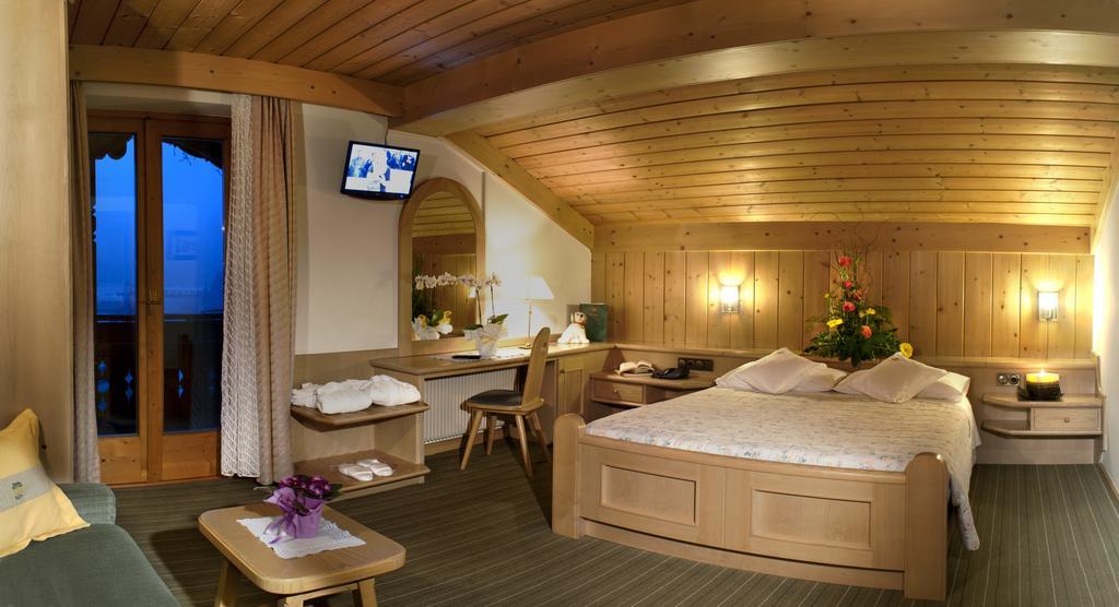 Hotel Ladinia Dolomites View Pozza di Fassa Quarto foto